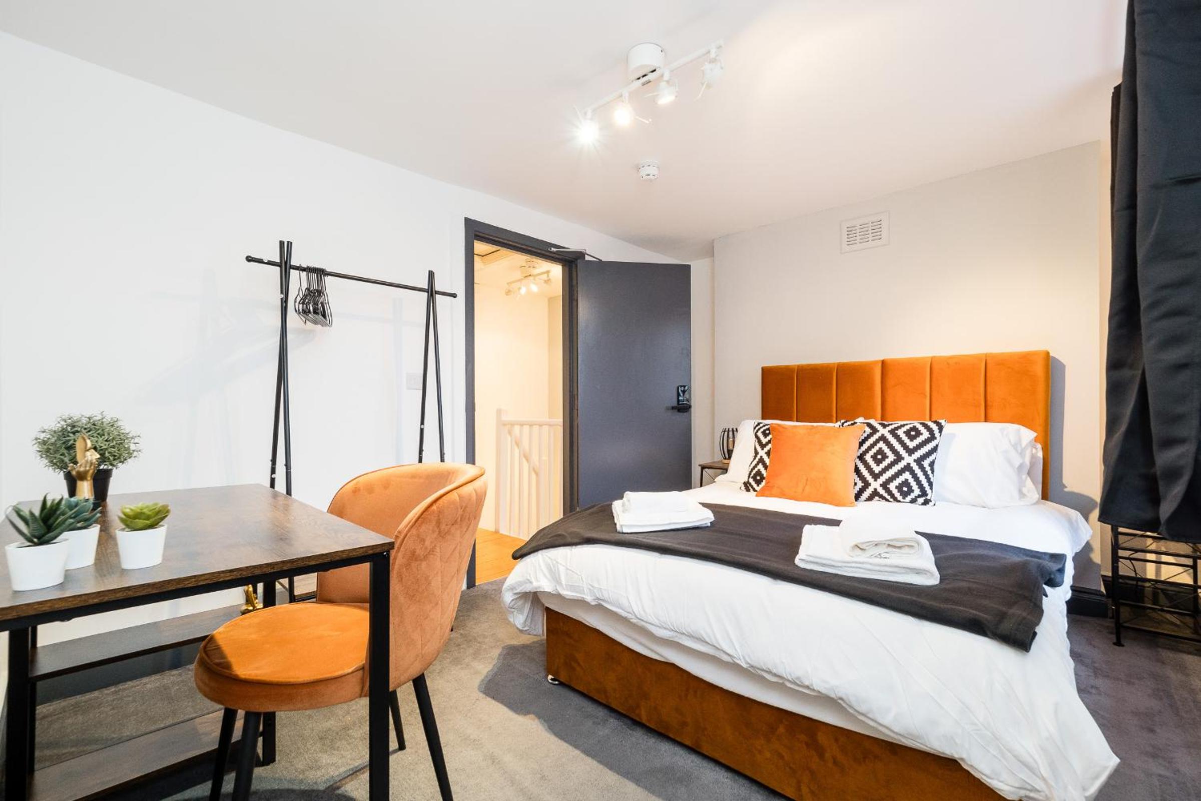 Spacious 6 Ensuite Bedroom House in Central London