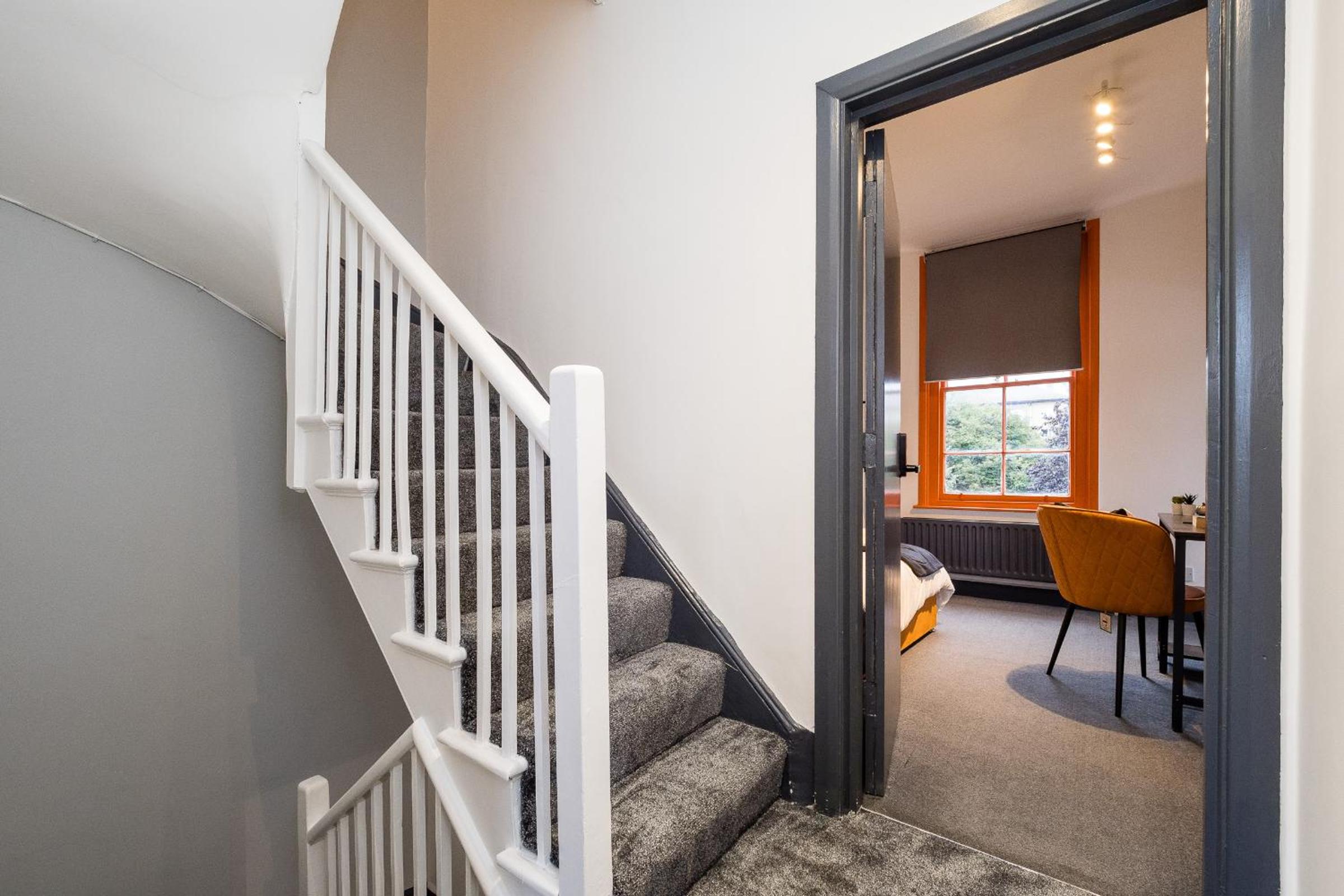 Spacious 6 Ensuite Bedroom House in Central London