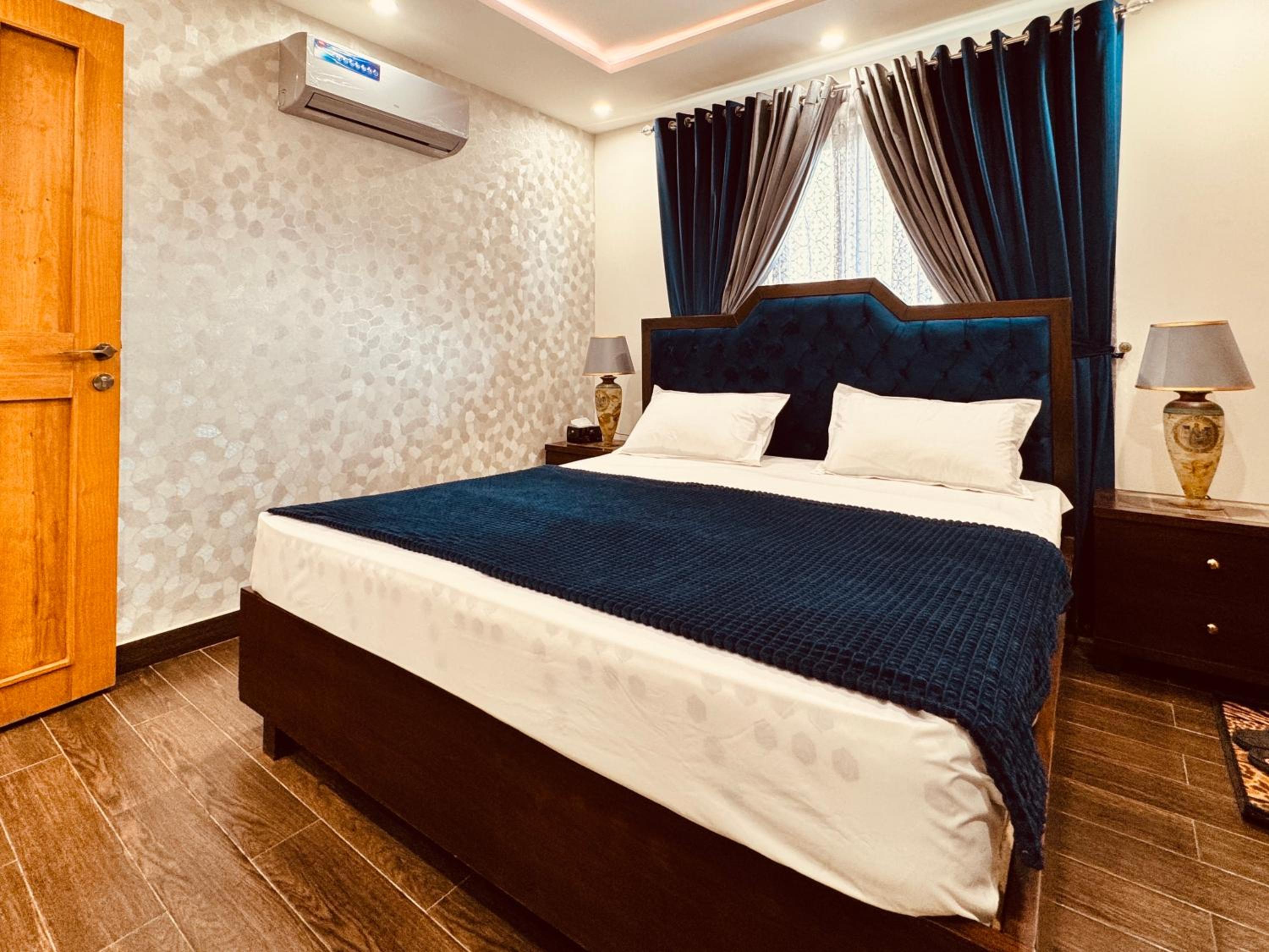 Lux Haven Apartments in Lahore near Gulberg - Exclusive Spaces for Exceptional Stays view 3