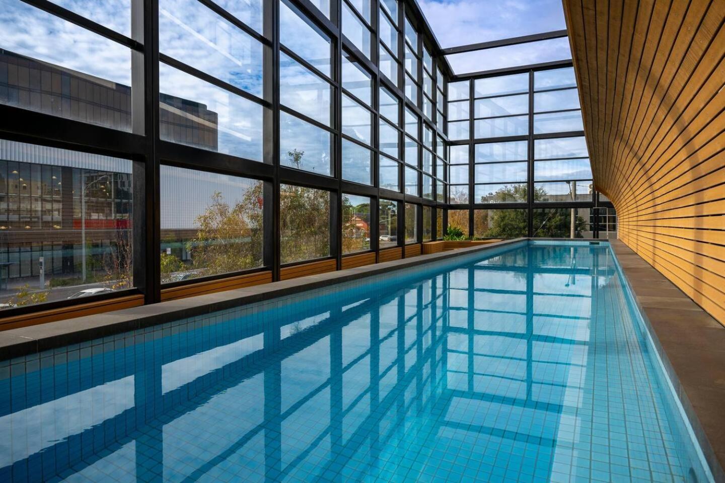 Luxe Modern I OPP Westfield I Pool I Gym I CarPark