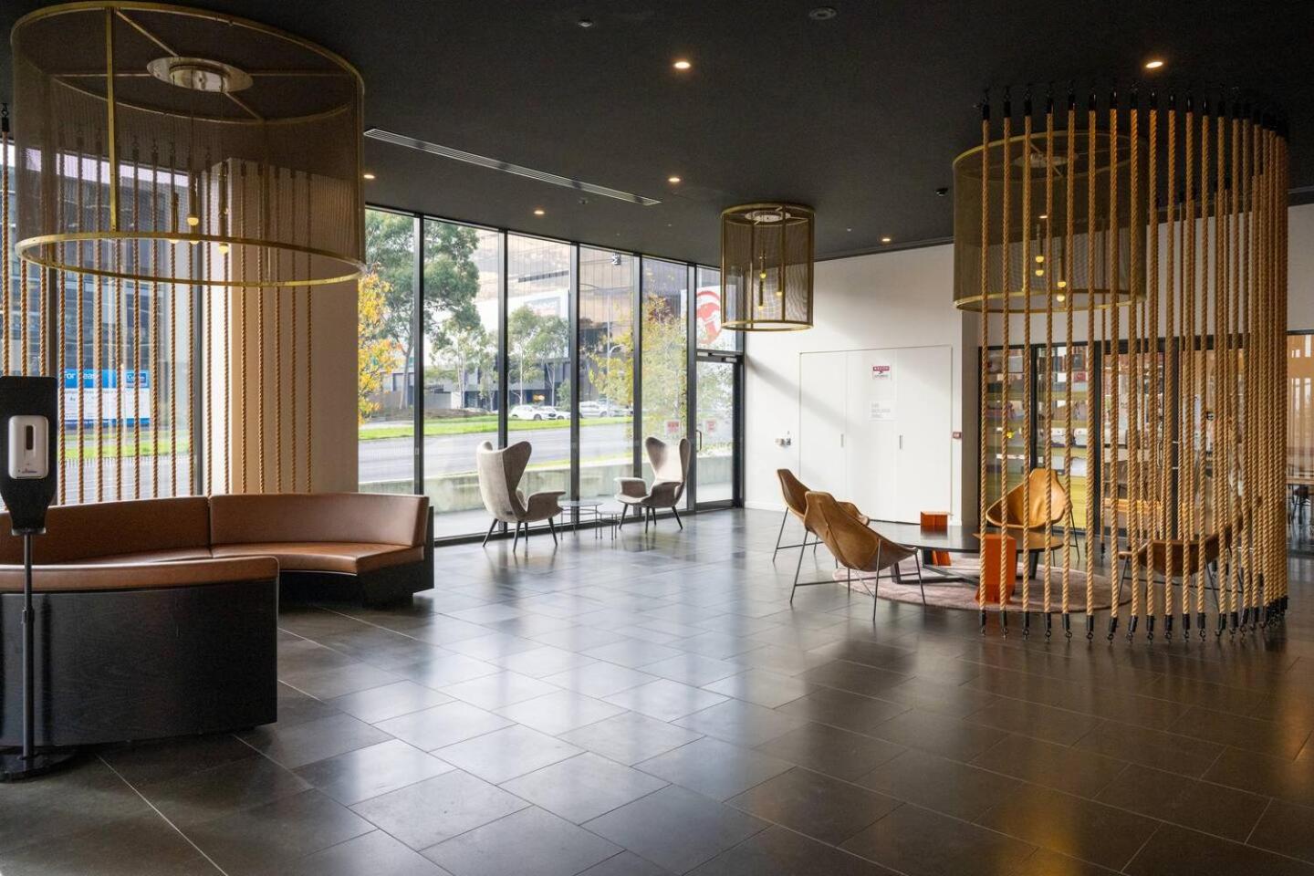 Luxe Modern I OPP Westfield I Pool I Gym I CarPark