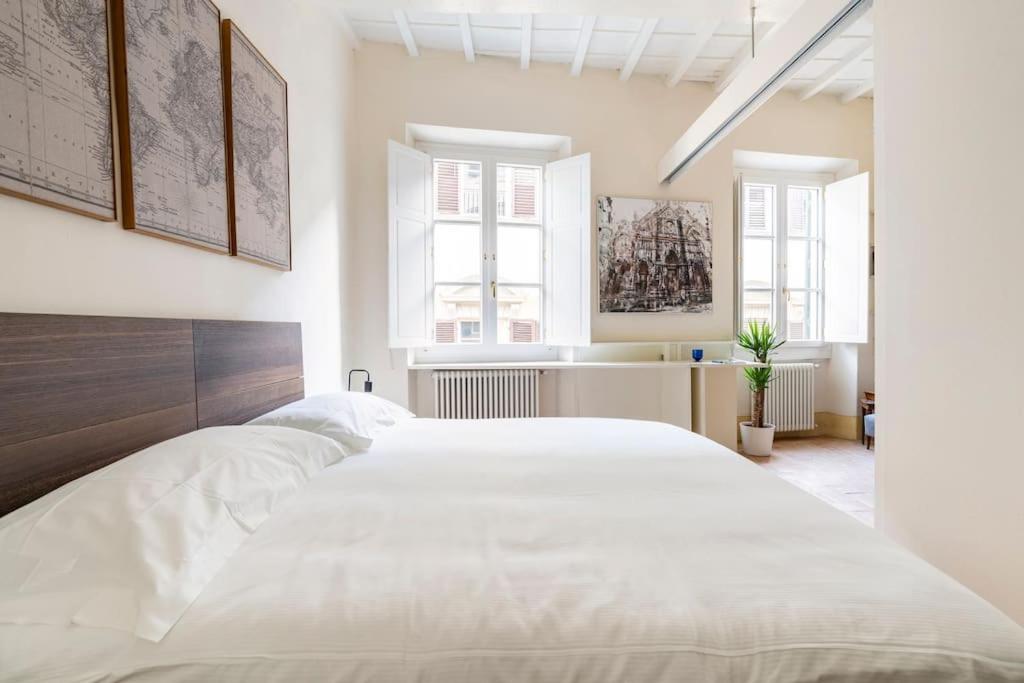 Spacious apartment steps from Piazza Santa Croce, Florence, with balcony