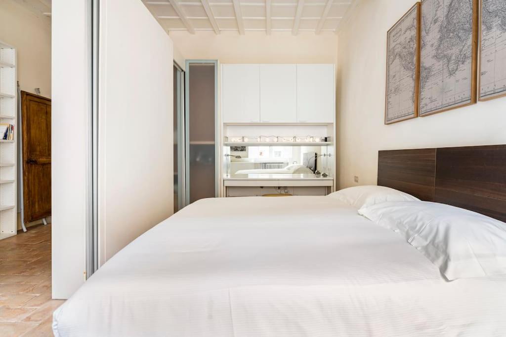 Spacious apartment steps from Piazza Santa Croce, Florence, with balcony
