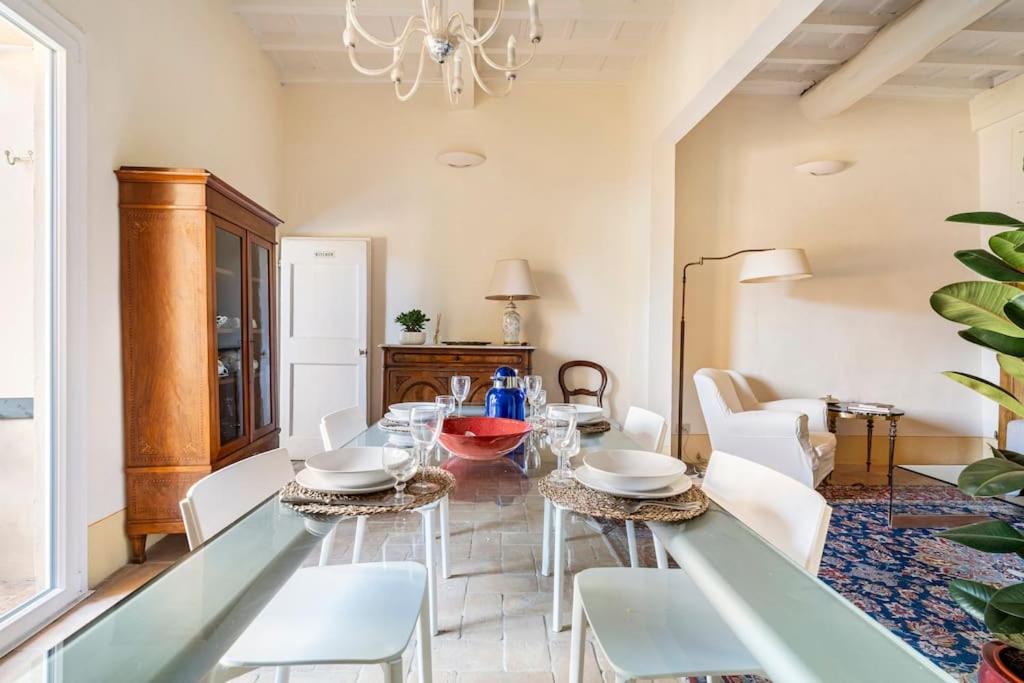 Spacious apartment steps from Piazza Santa Croce, Florence, with balcony