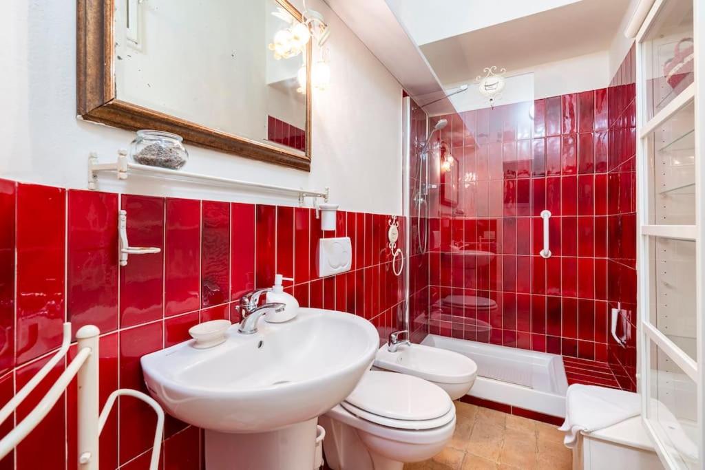 Spacious apartment steps from Piazza Santa Croce, Florence, with balcony