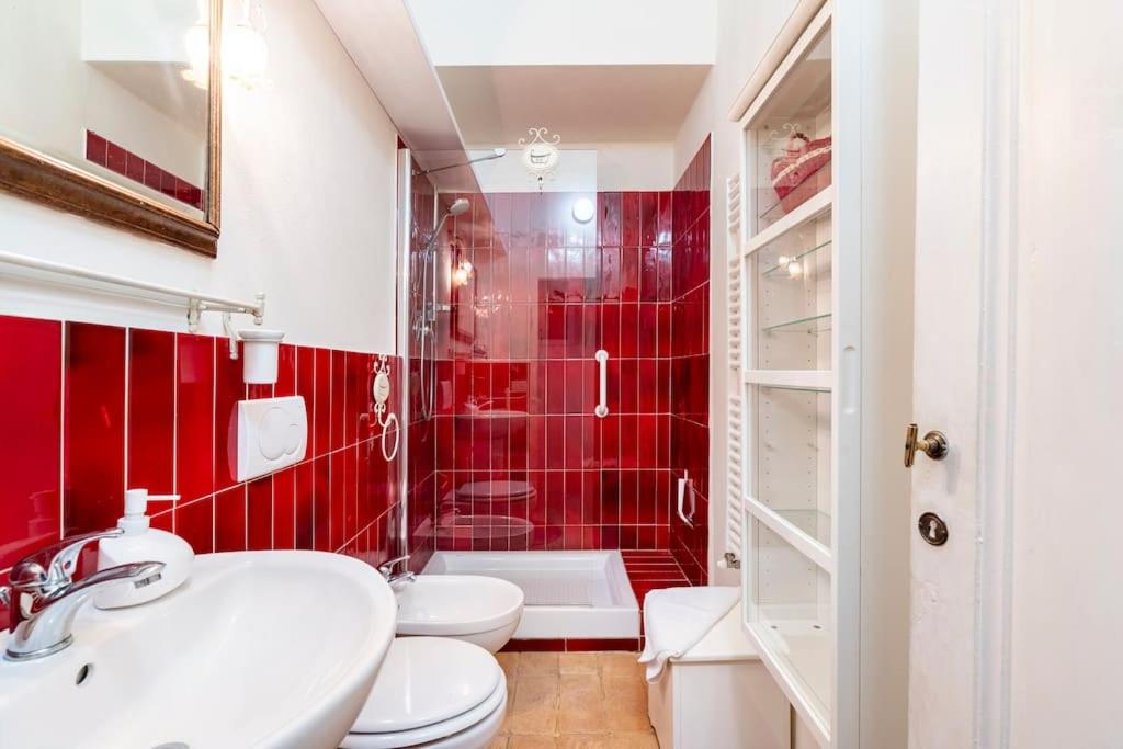 Spacious apartment steps from Piazza Santa Croce, Florence, with balcony