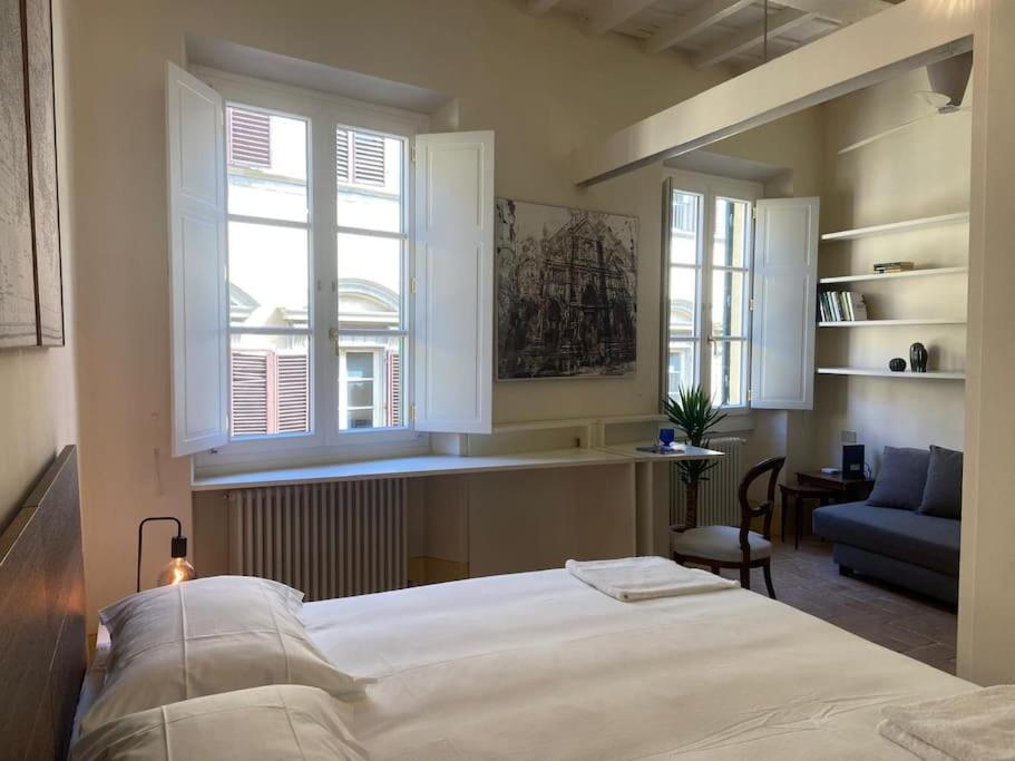 Spacious apartment steps from Piazza Santa Croce, Florence, with balcony