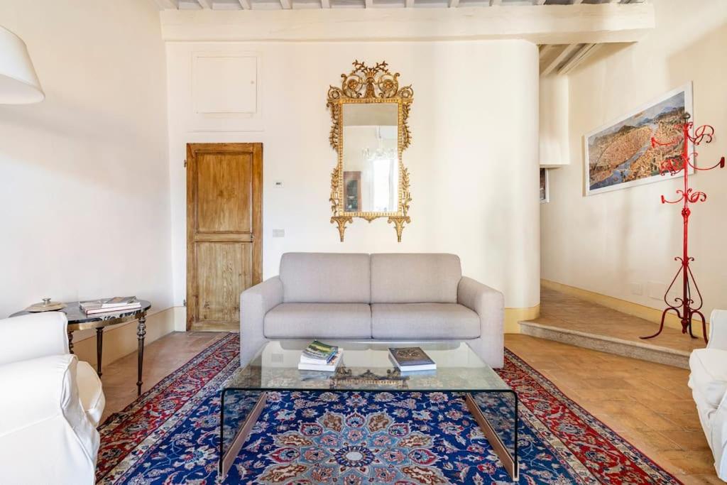 Spacious apartment steps from Piazza Santa Croce, Florence, with balcony
