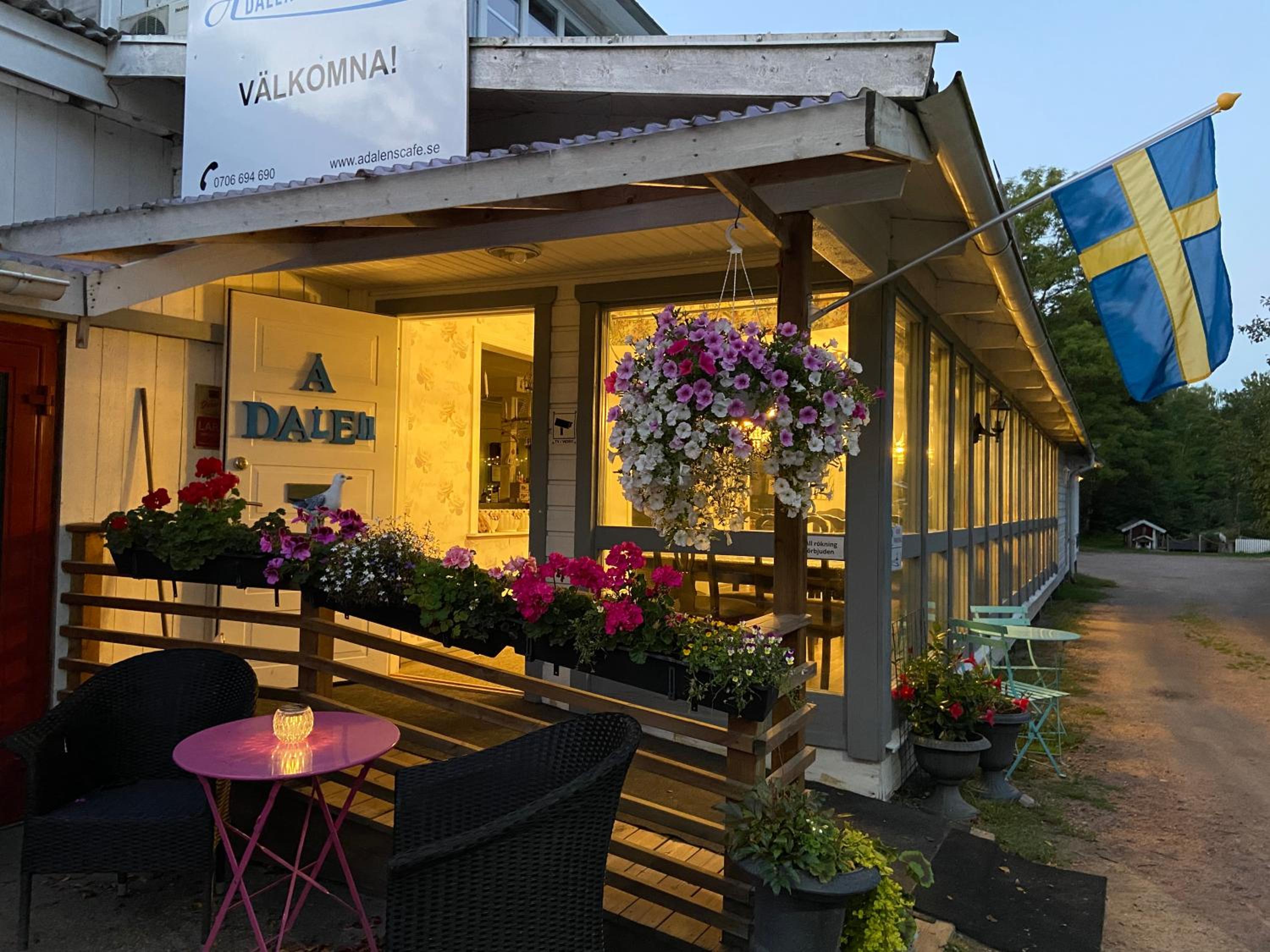Stor lägenhet ovanpå café ute på landet