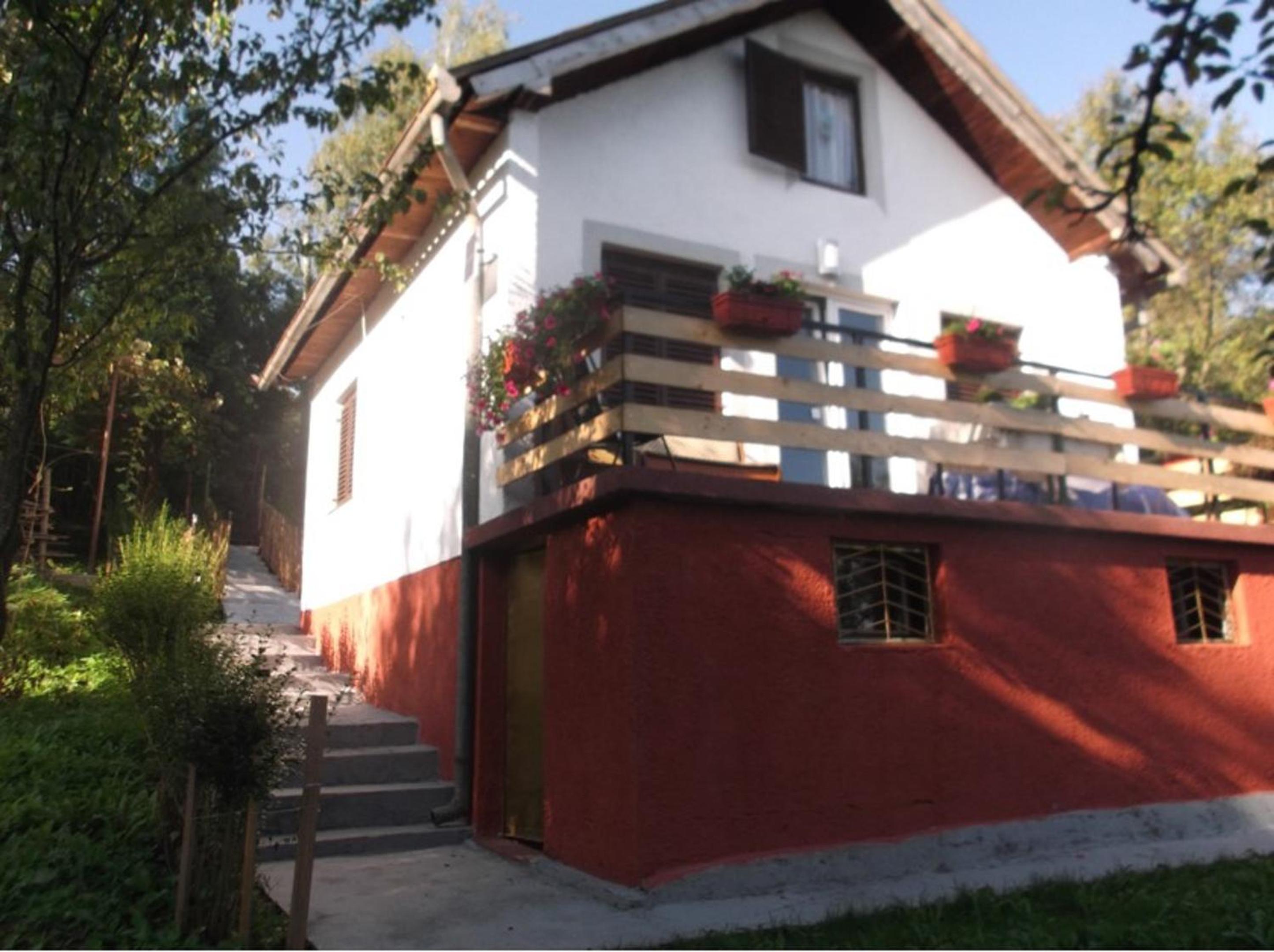 Cozy House in Jazvine with Garden