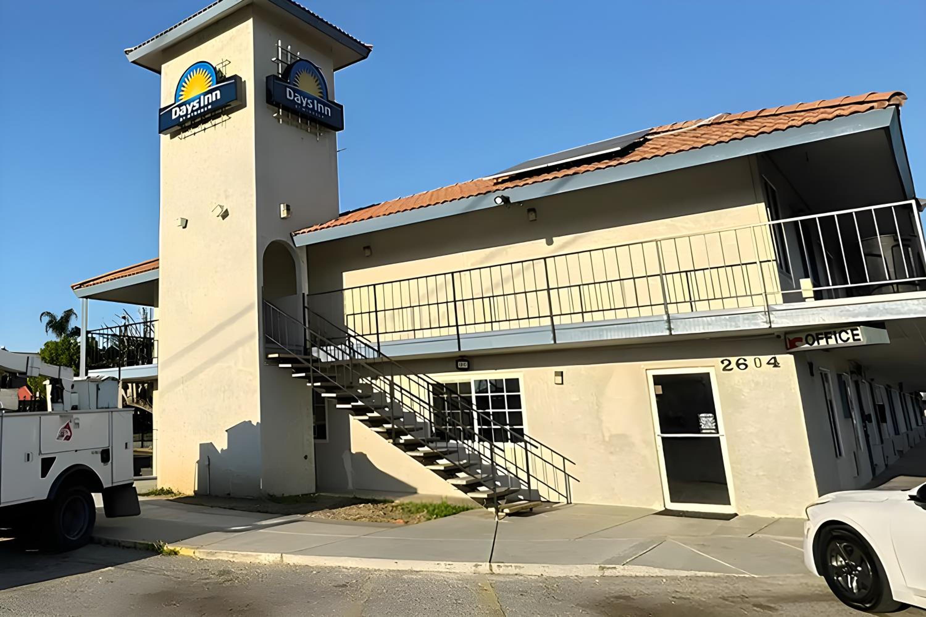 Days-Inn by Wyndham Bakersfield view 3