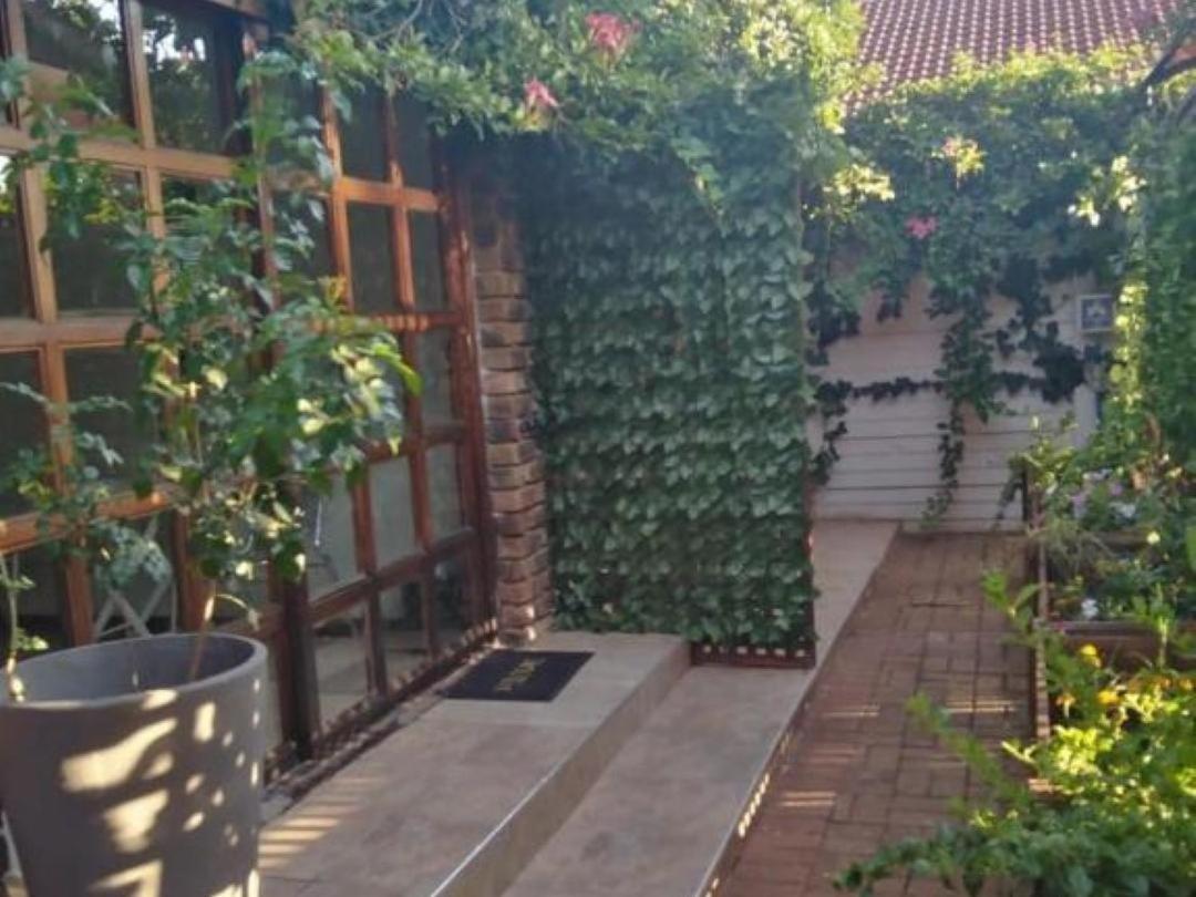 8 Soenie Avenue Self-Catering