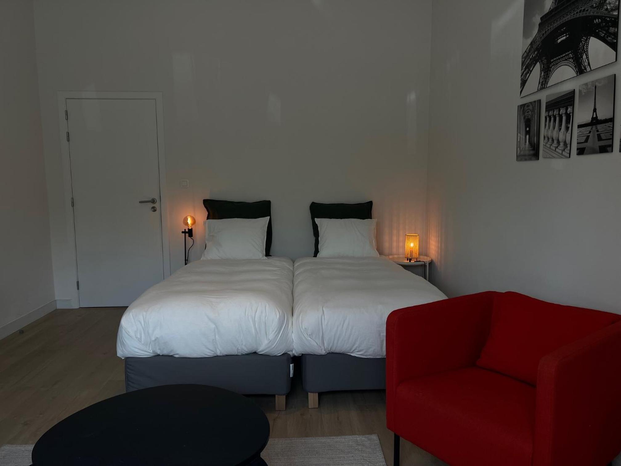 3 bedroom apartment with own garden close to main trainstation