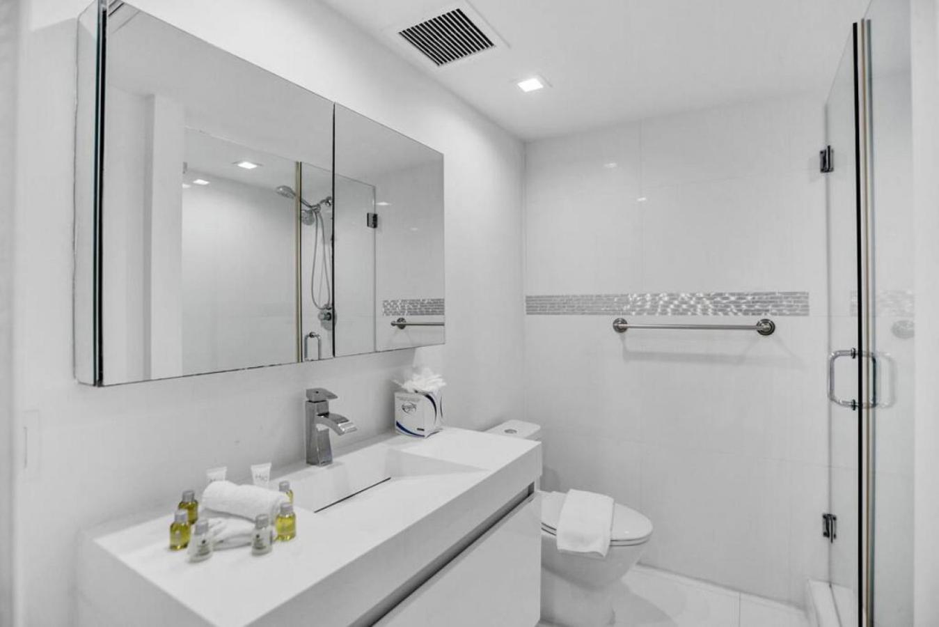 High floor 2BD with beach service 1616 view 4