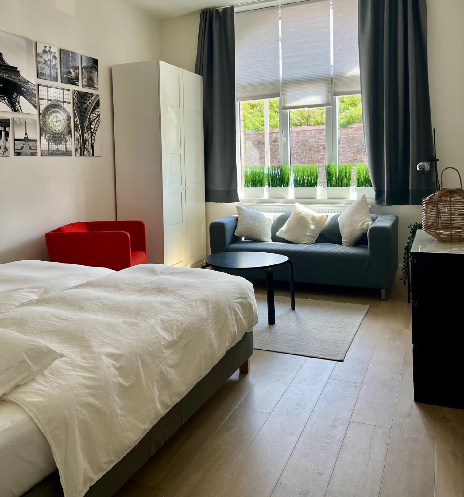 3 bedroom apartment with own garden close to main trainstation