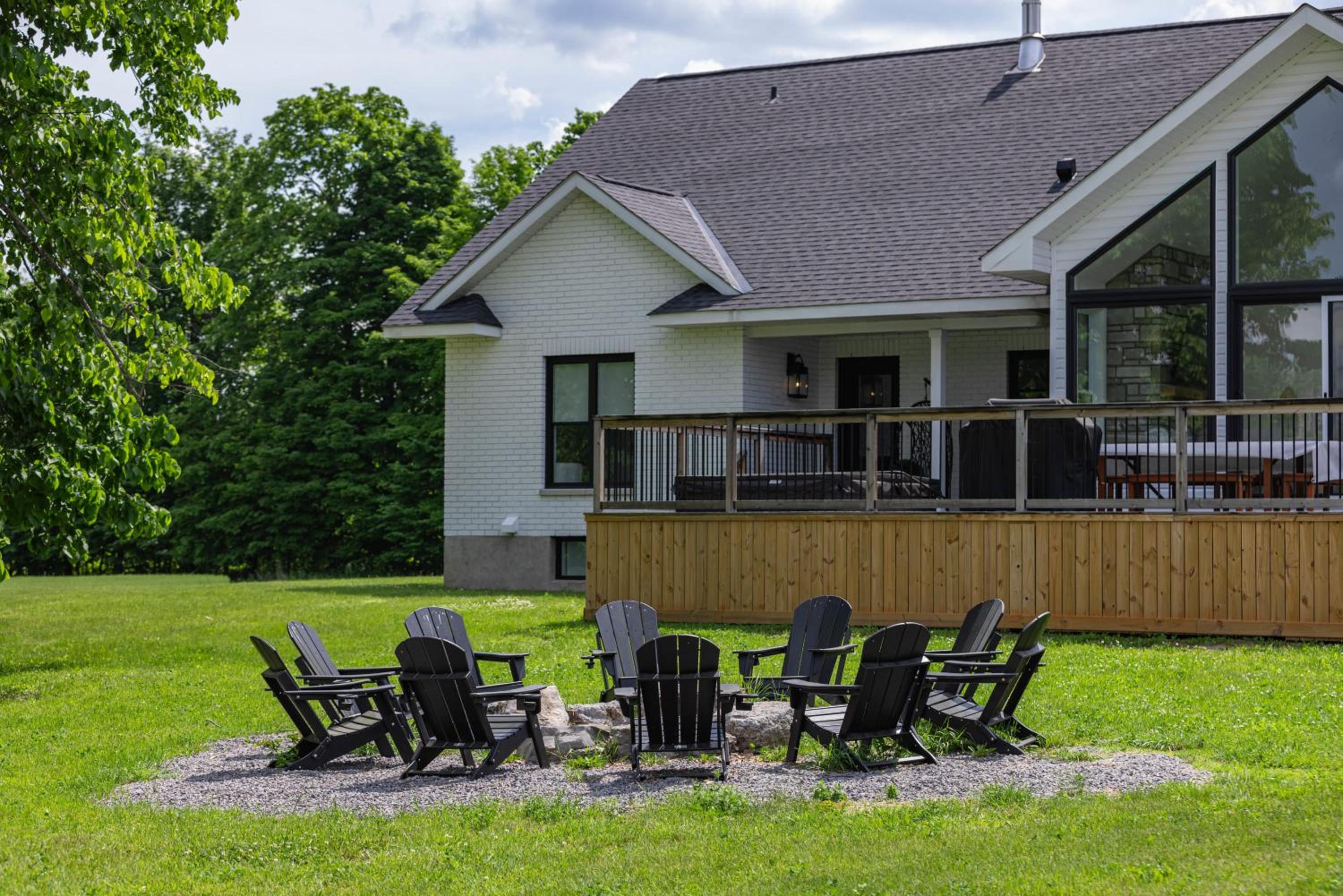 Gorgeous private retreat with hot tub