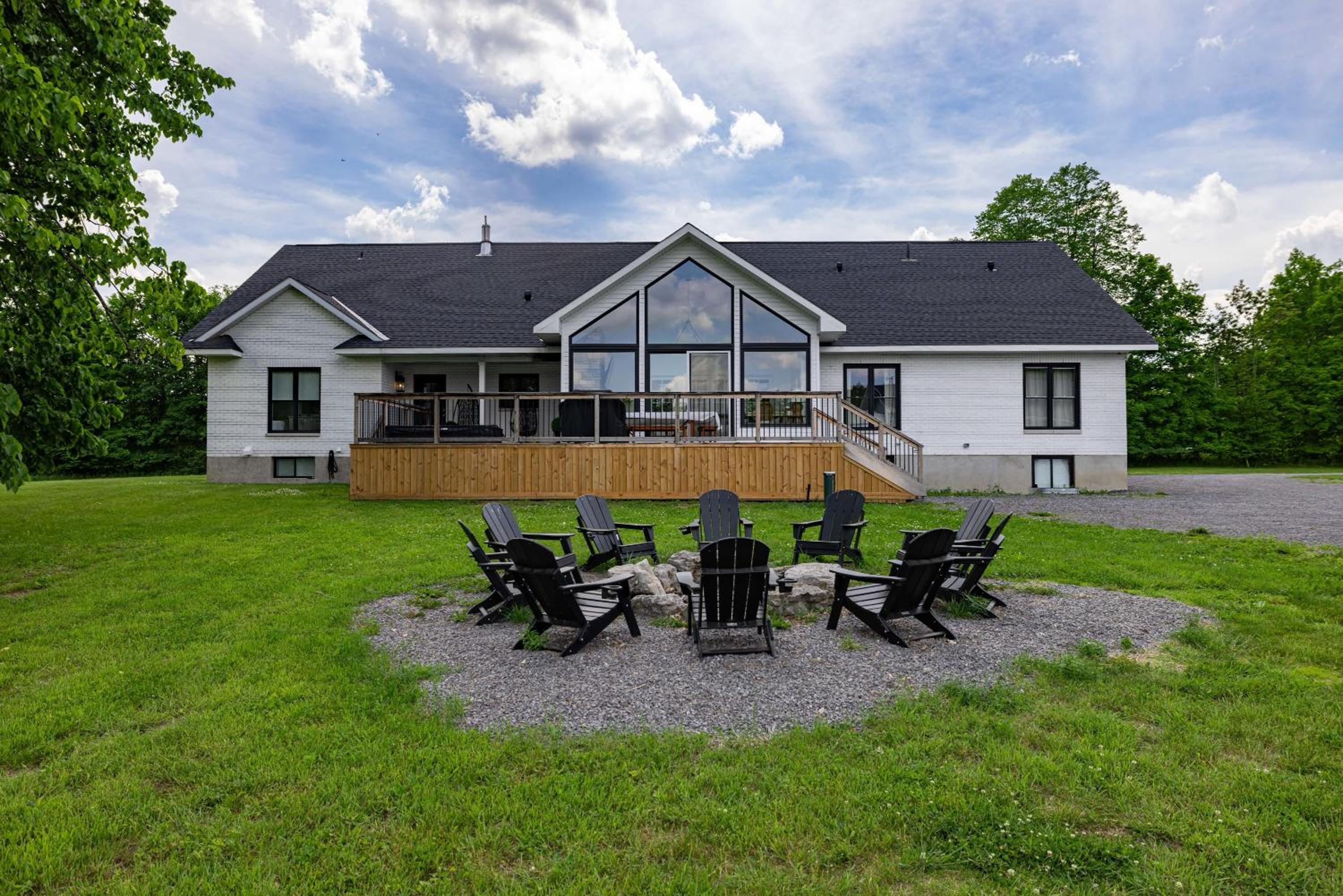Gorgeous private retreat with hot tub