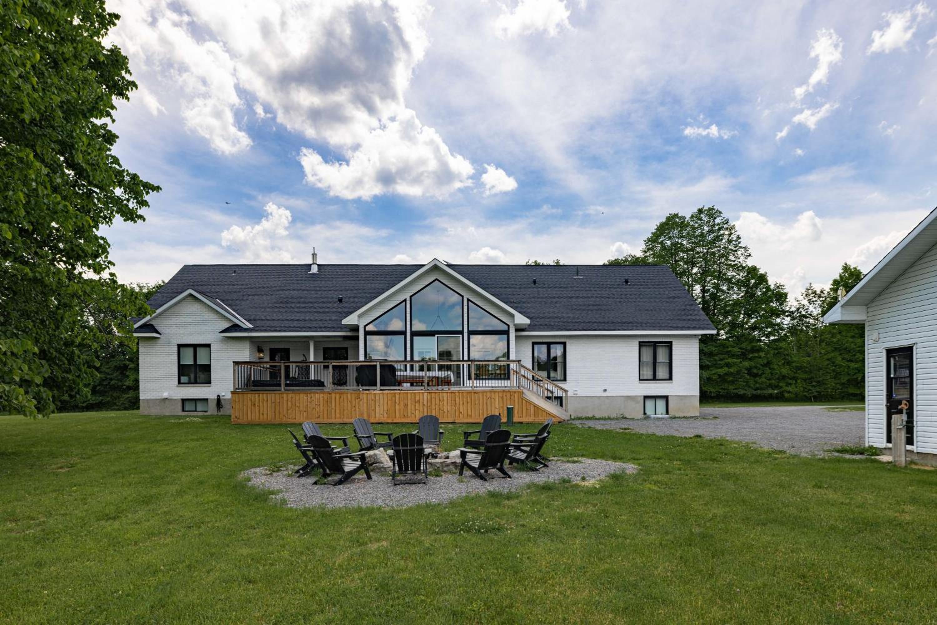 Gorgeous private retreat with hot tub