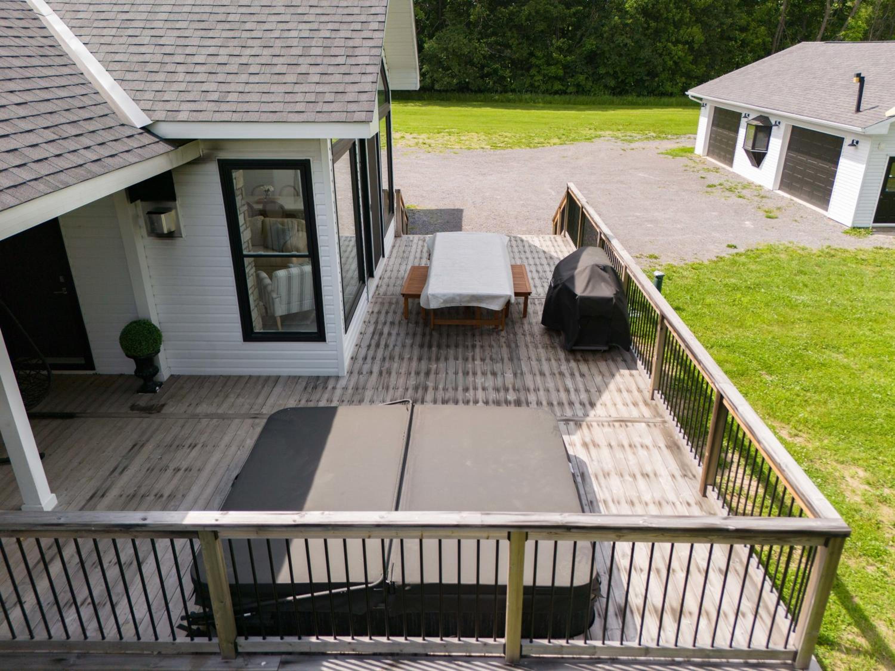 Gorgeous private retreat with hot tub
