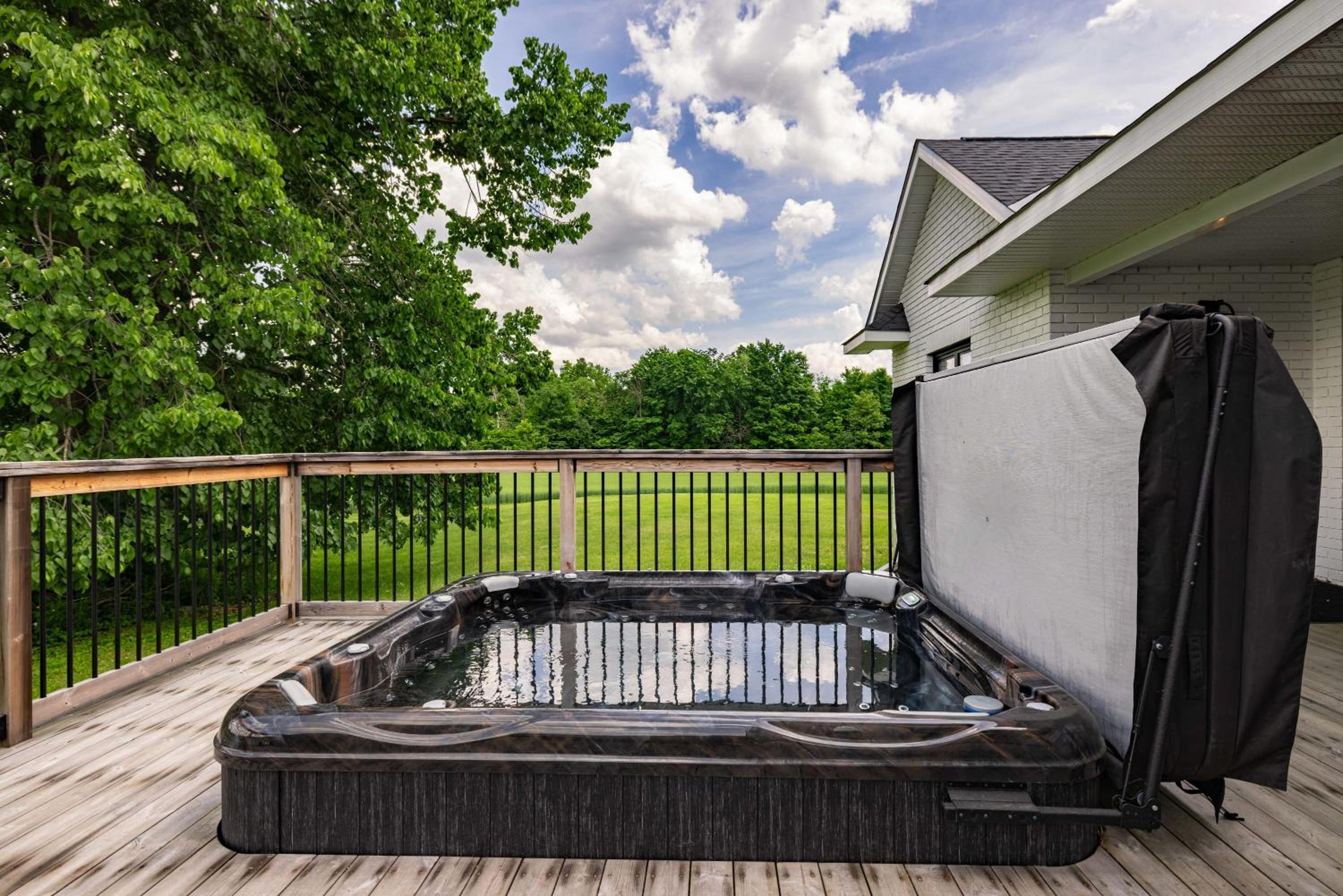 Gorgeous private retreat with hot tub