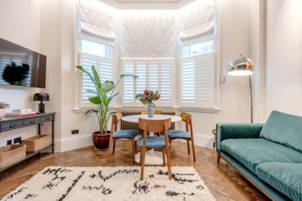 Modern spacious studio in Chelsea by Kings Road