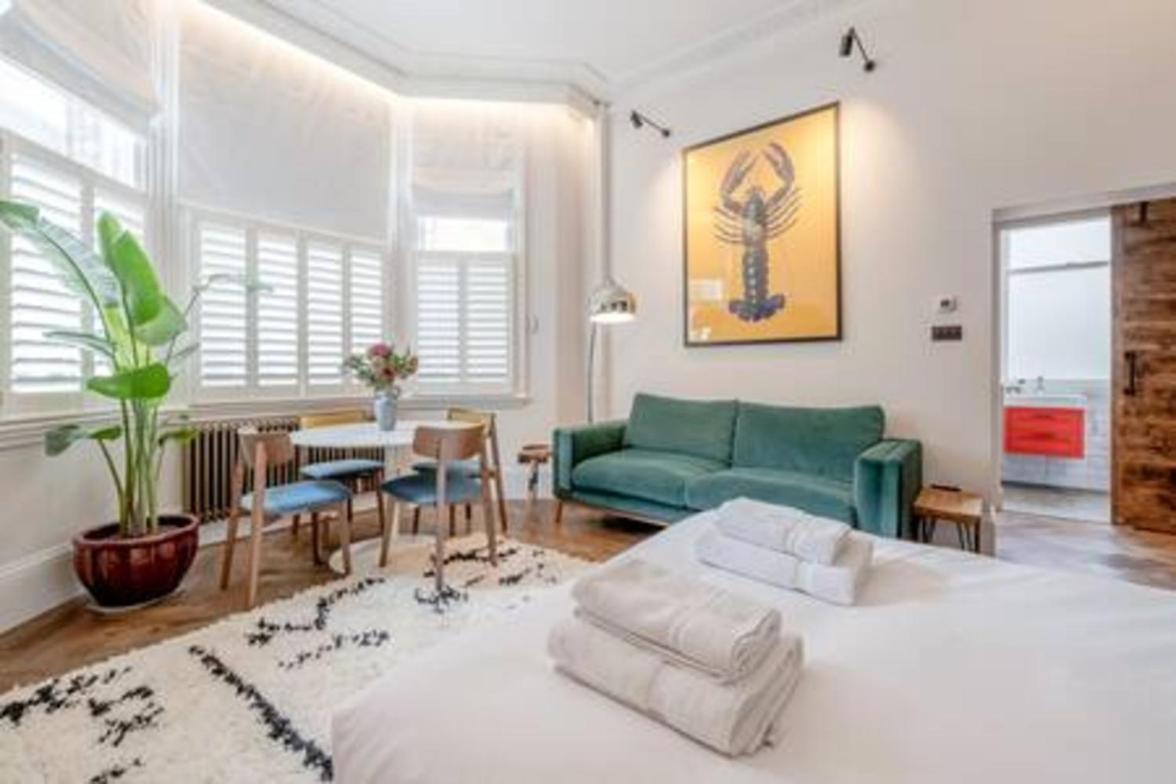 Modern spacious studio in Chelsea by Kings Road