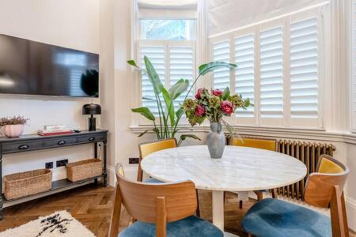 Modern spacious studio in Chelsea by Kings Road