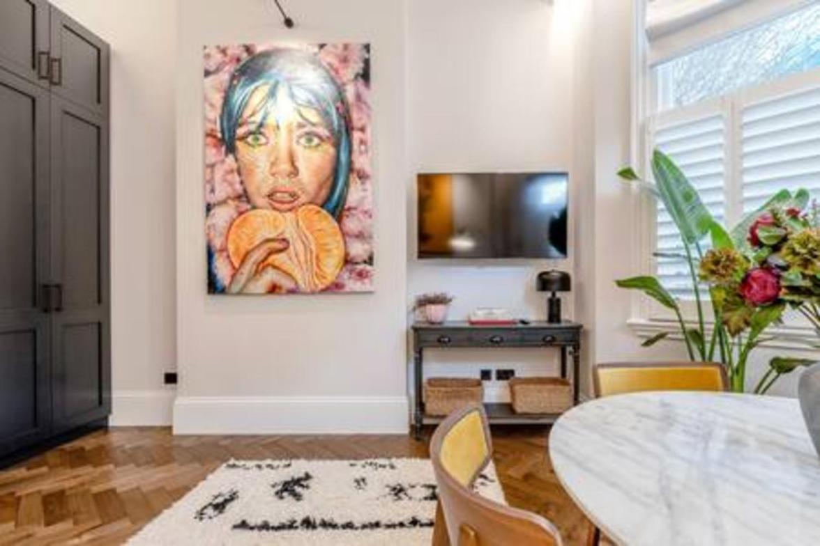Modern spacious studio in Chelsea by Kings Road