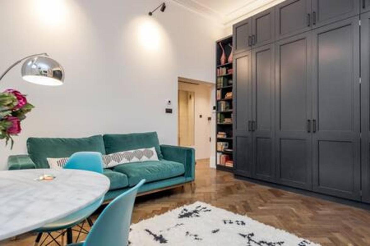 Modern spacious studio in Chelsea by Kings Road