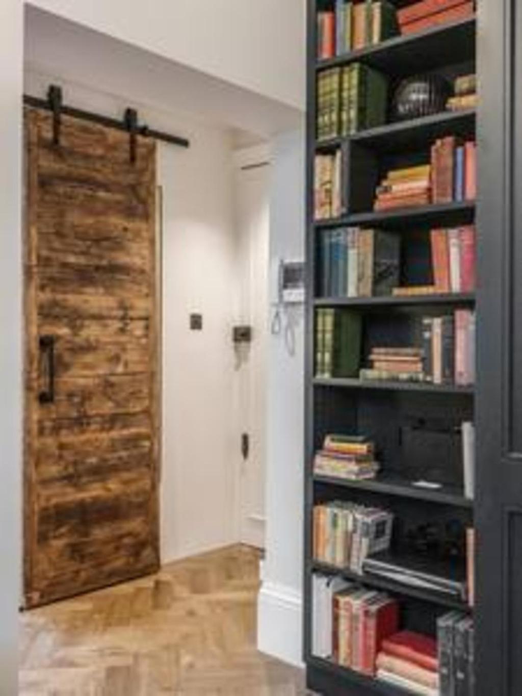 Modern spacious studio in Chelsea by Kings Road