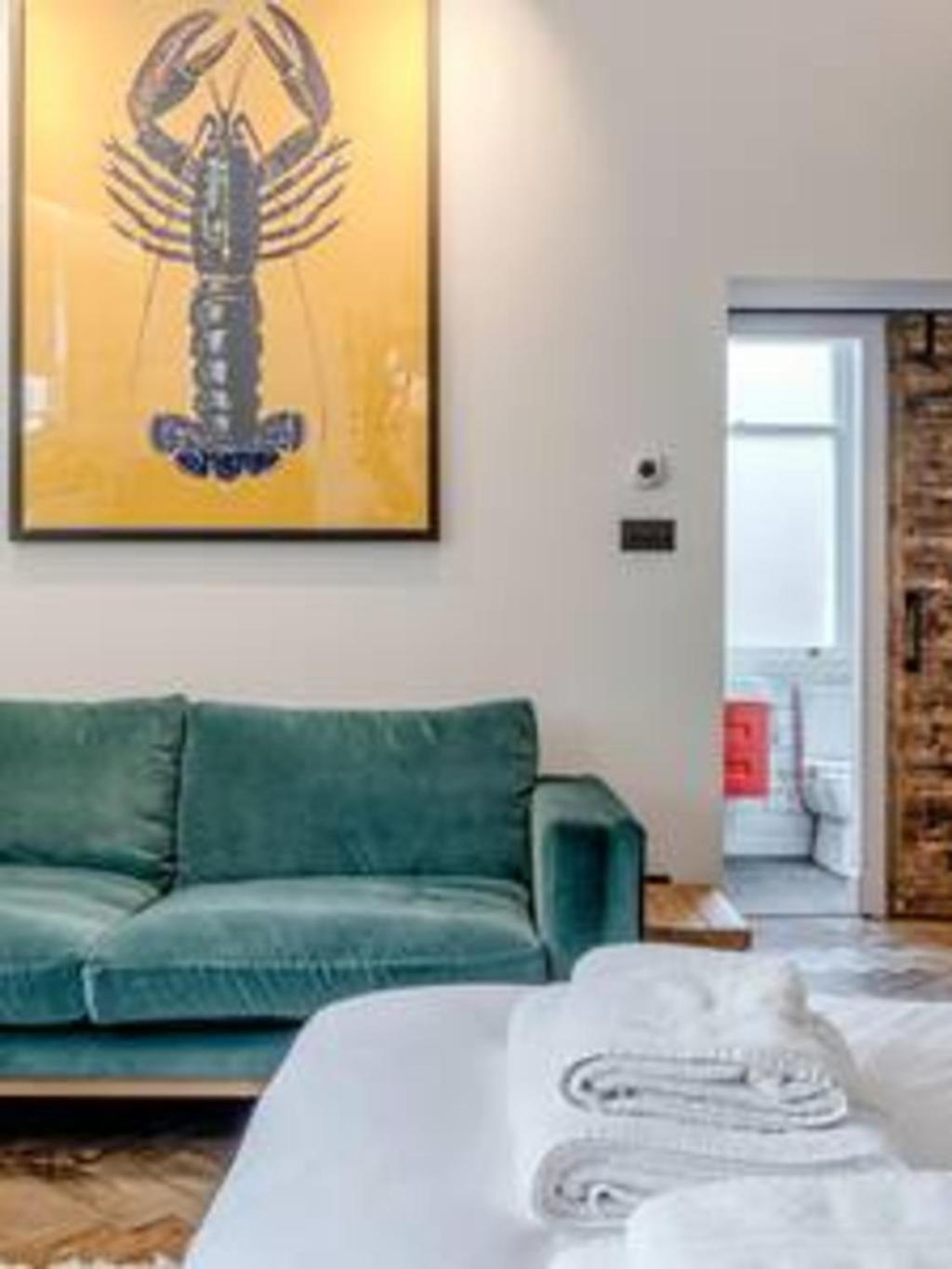 Modern spacious studio in Chelsea by Kings Road