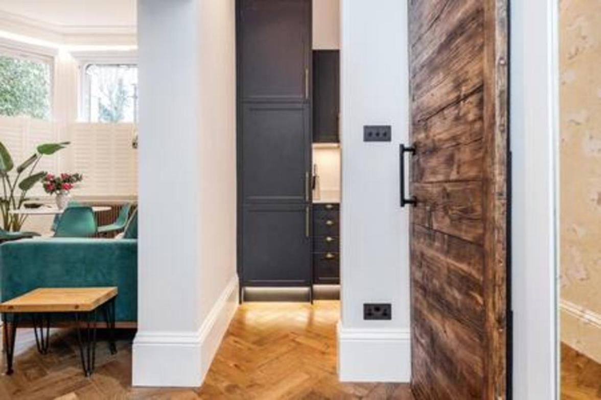 Modern spacious studio in Chelsea by Kings Road