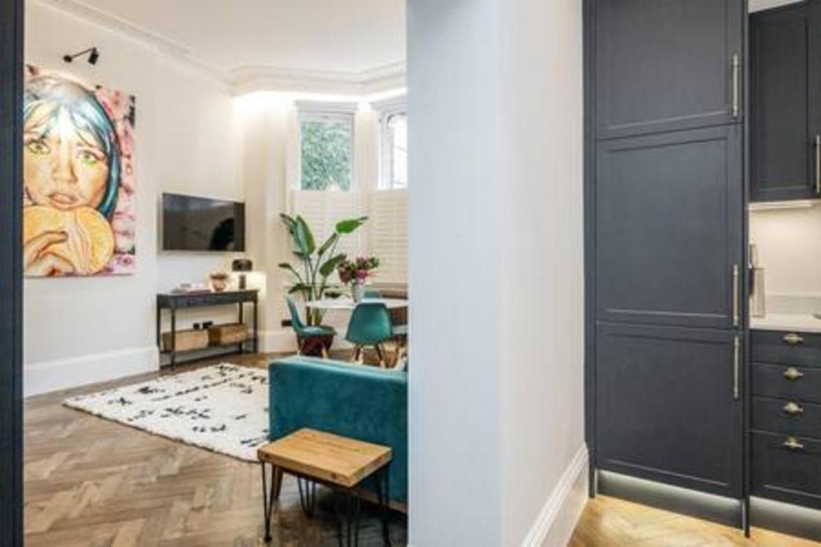 Modern spacious studio in Chelsea by Kings Road