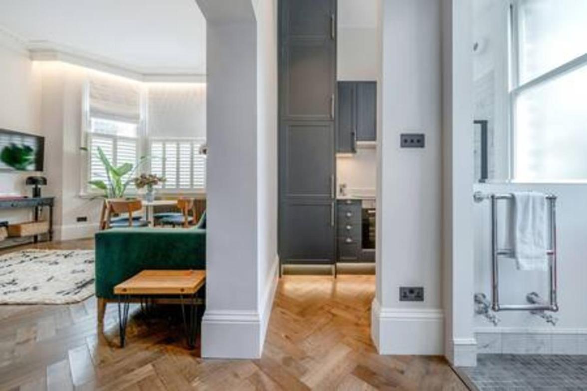 Modern spacious studio in Chelsea by Kings Road