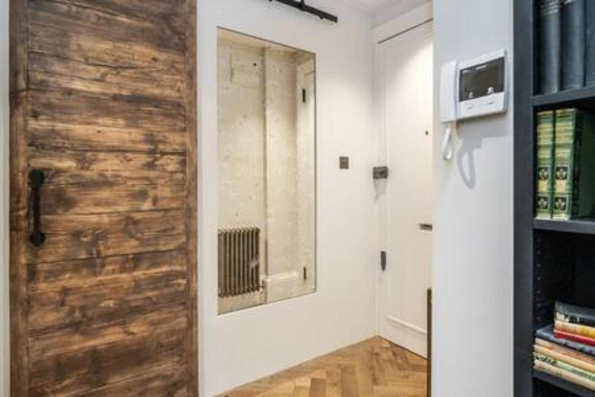 Modern spacious studio in Chelsea by Kings Road