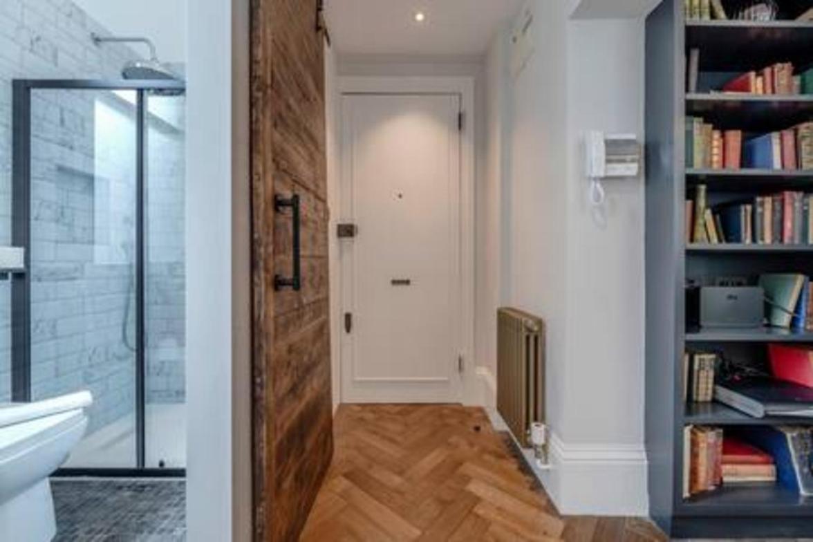 Modern spacious studio in Chelsea by Kings Road