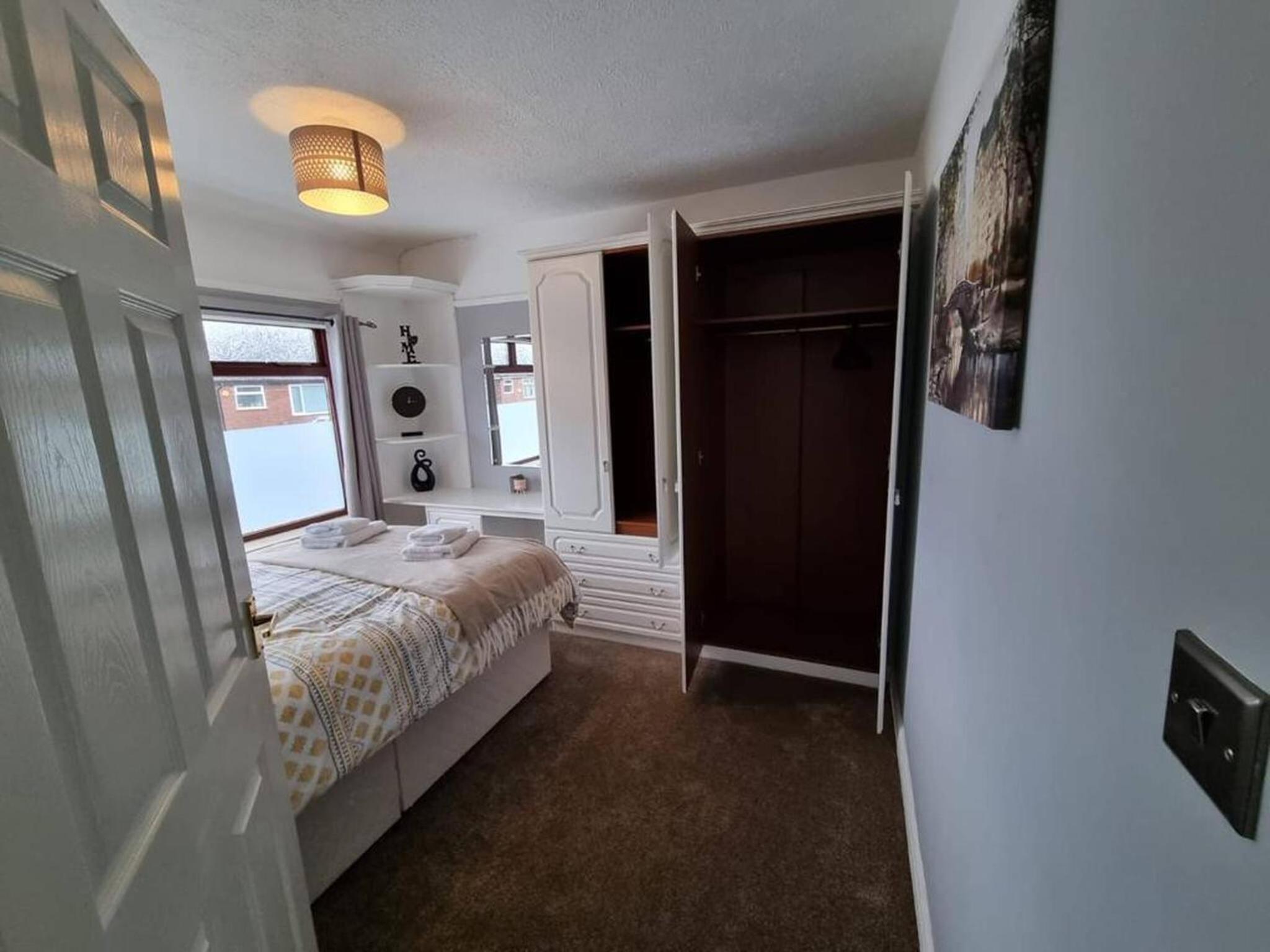 3 Bed Spacious House with Parking photo 5