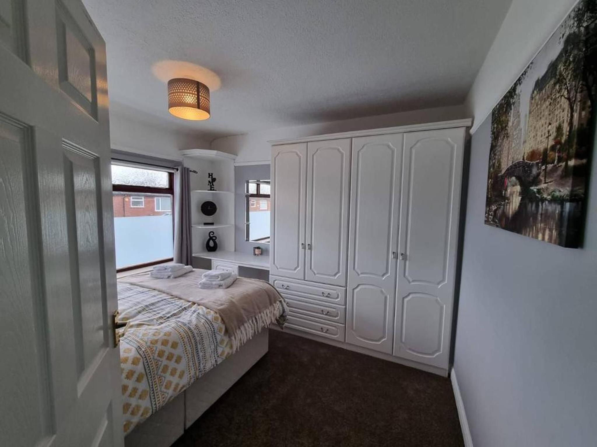 3 Bed Spacious House with Parking photo 4