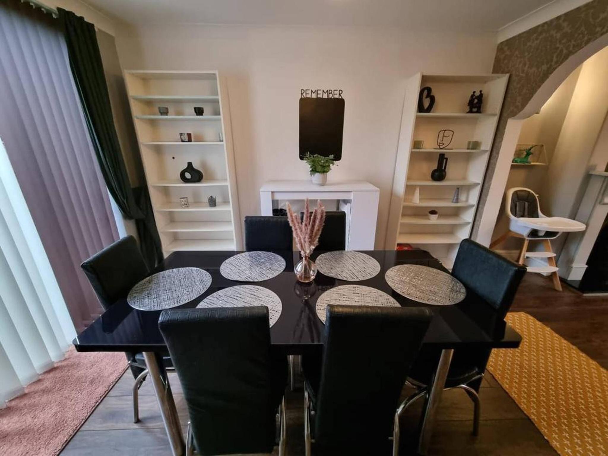 3 Bed Spacious House with Parking