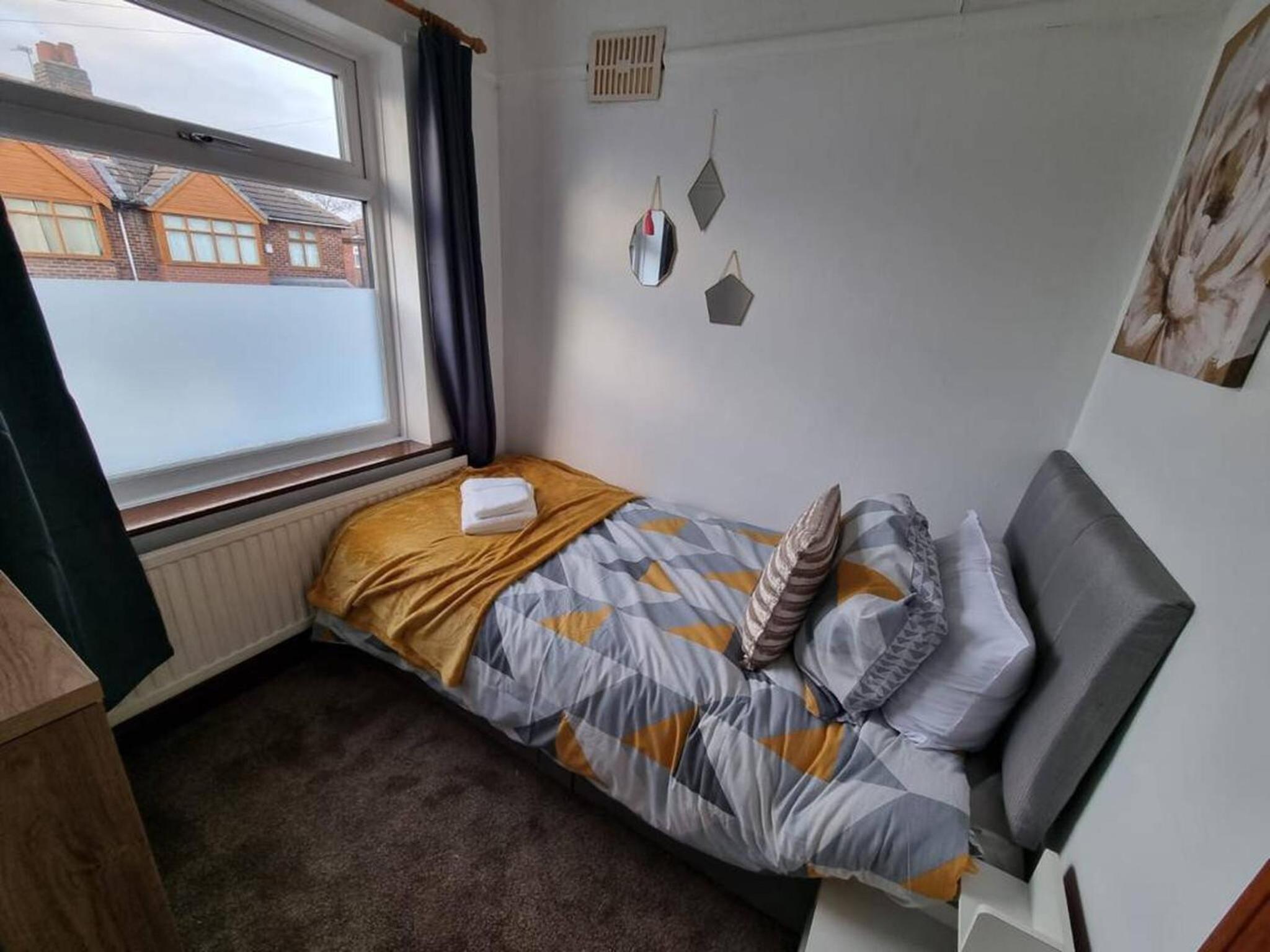 3 Bed Spacious House with Parking photo 3
