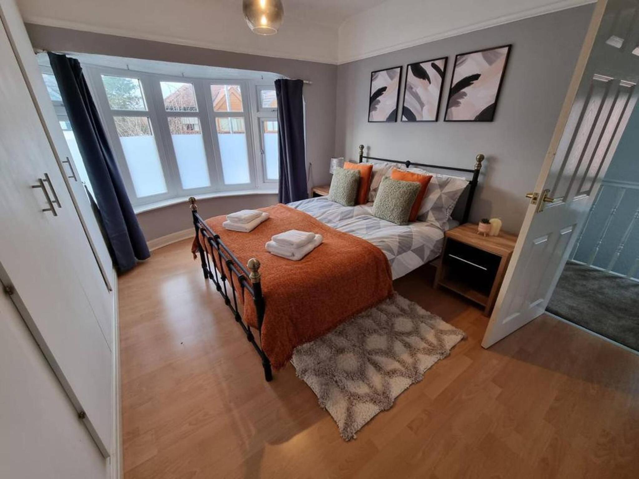 3 Bed Spacious House with Parking photo 2