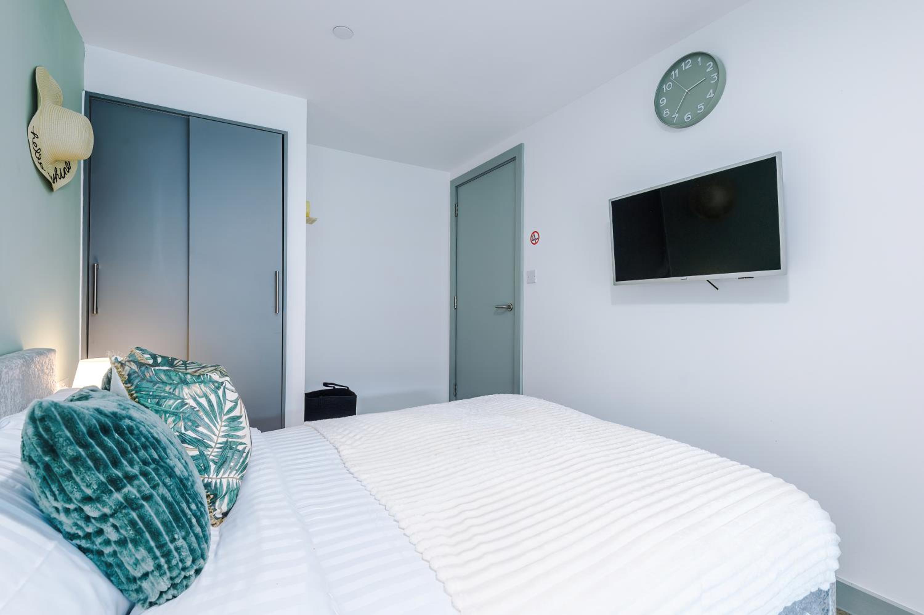 Stunning Central Apartment, Pool Table, Sleeps 4, Smart TVs view 5