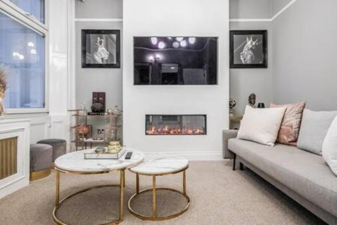 Beautiful refurbished 2bed2bath next to Hyde Park