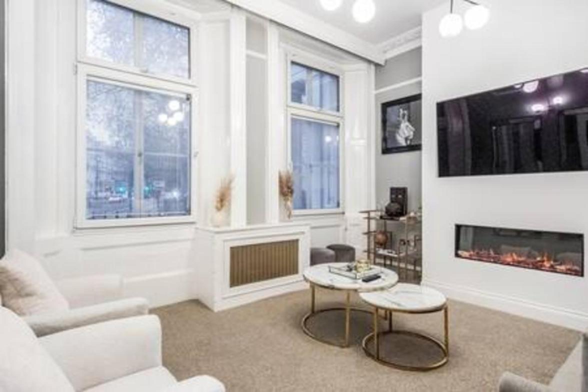 Beautiful refurbished 2bed2bath next to Hyde Park