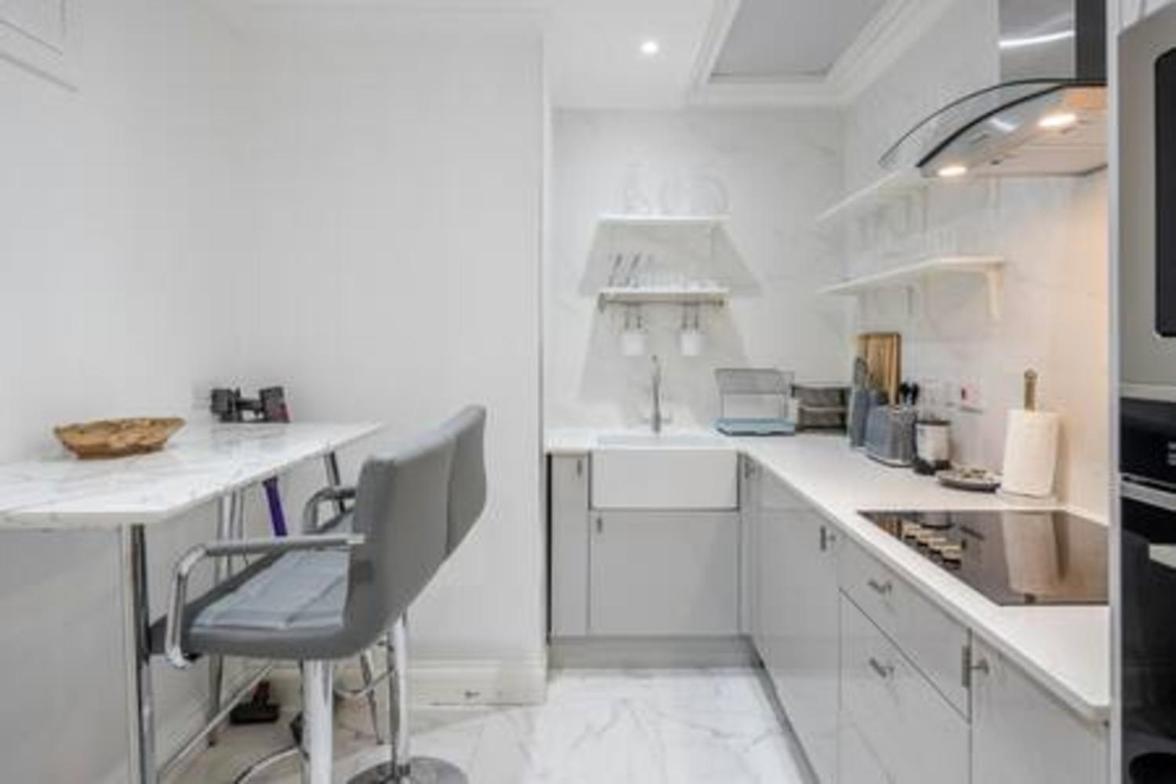 Beautiful refurbished 2bed2bath next to Hyde Park
