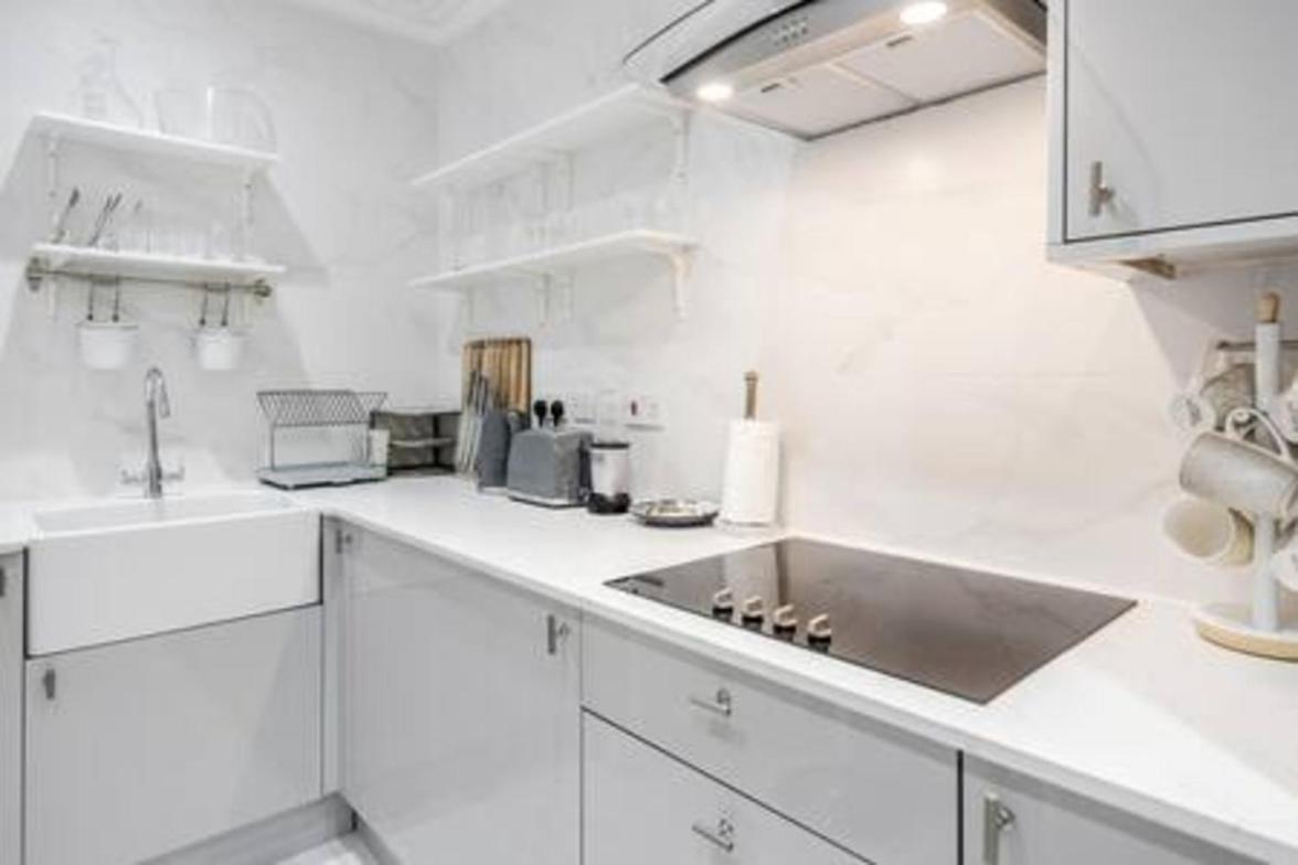 Beautiful refurbished 2bed2bath next to Hyde Park