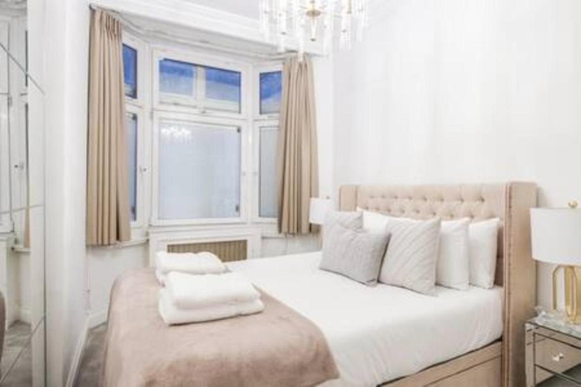 Beautiful refurbished 2bed2bath next to Hyde Park