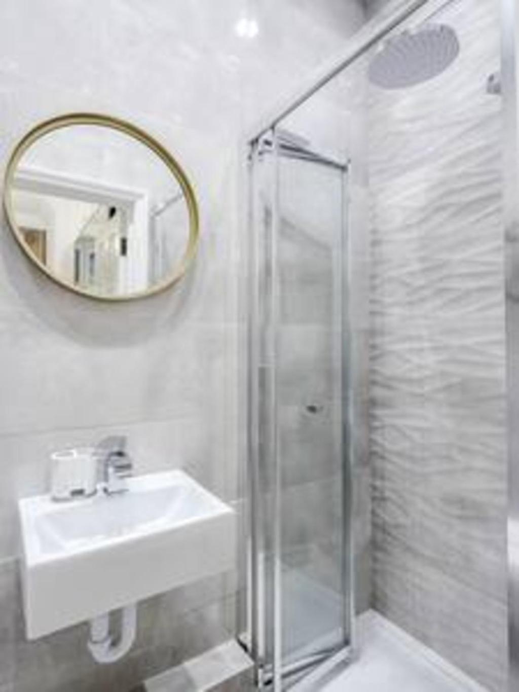 Beautiful refurbished 2bed2bath next to Hyde Park