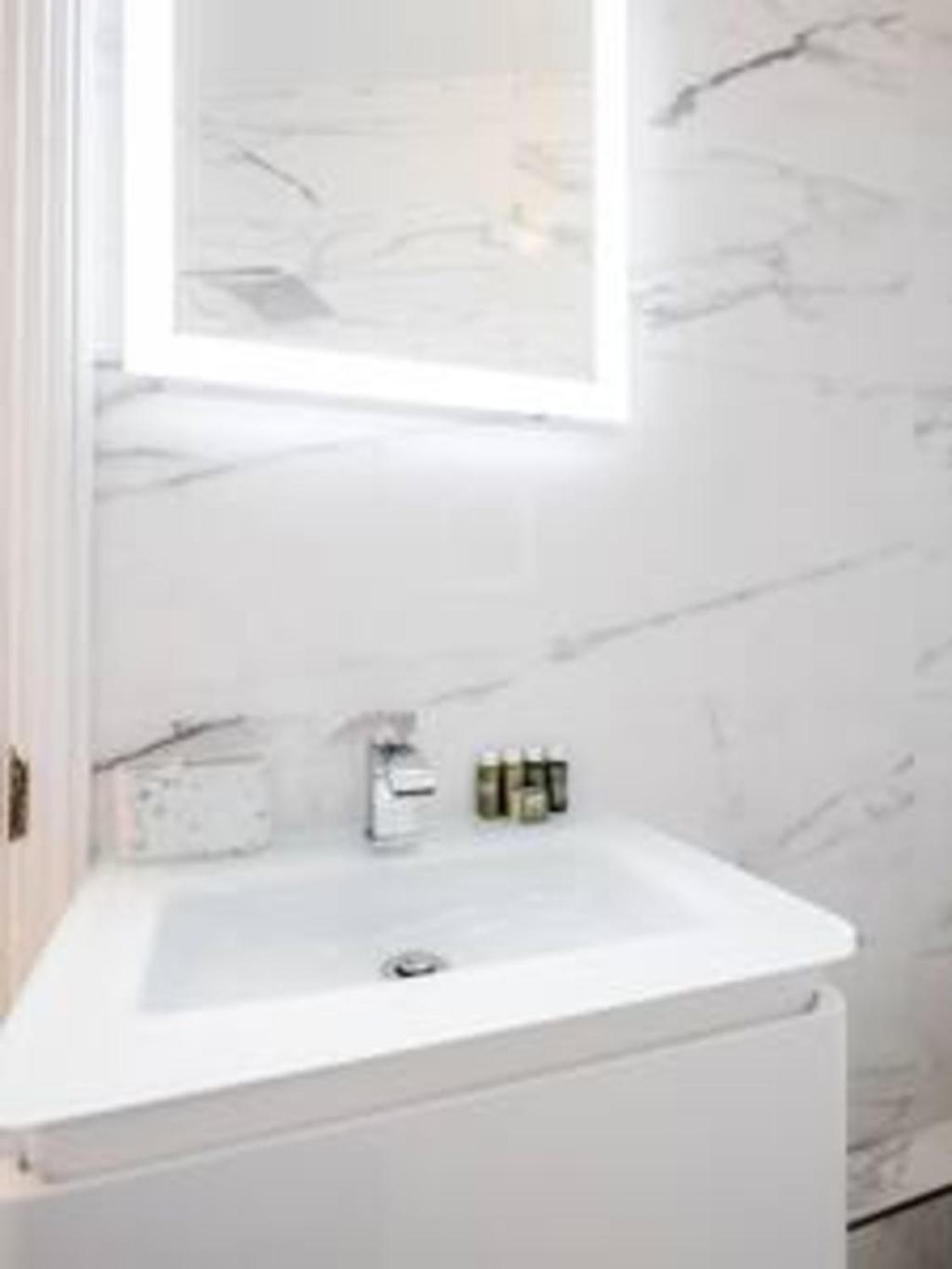 Beautiful refurbished 2bed2bath next to Hyde Park