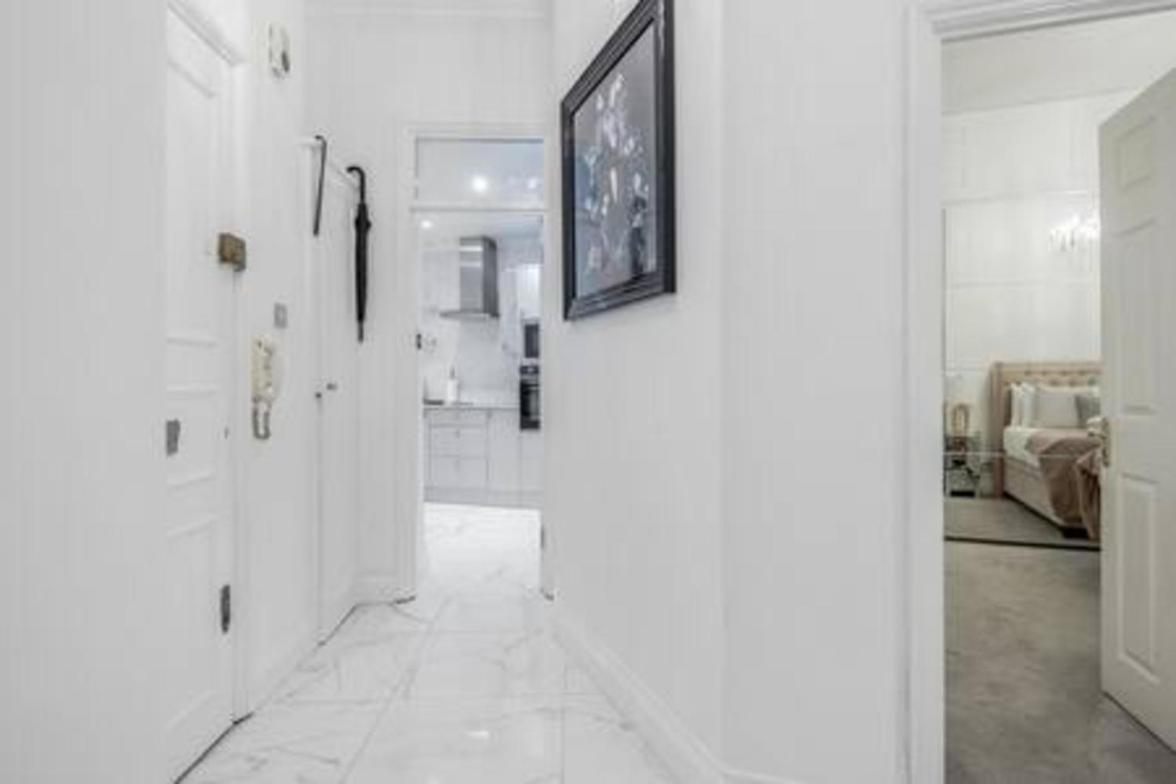 Beautiful refurbished 2bed2bath next to Hyde Park